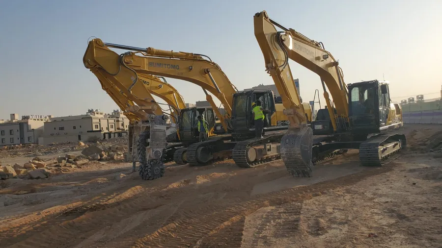 أسطول الحفارات في موقع العمل