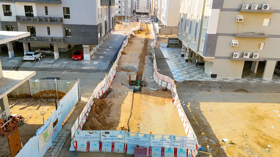 أعمال شبكات الصرف الصحي بين الأحياء السكنية